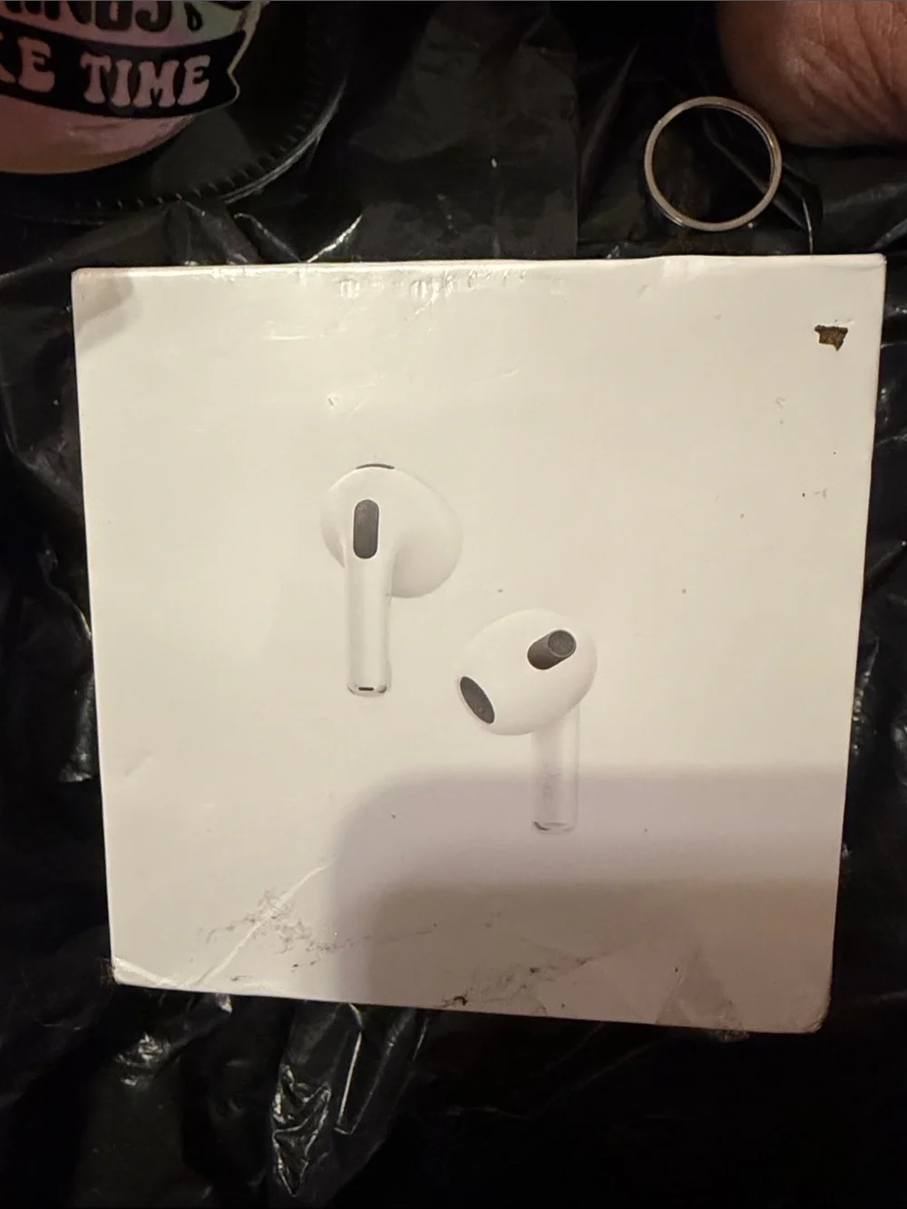Apple White Earbud Headphones with Charging Case Artwork